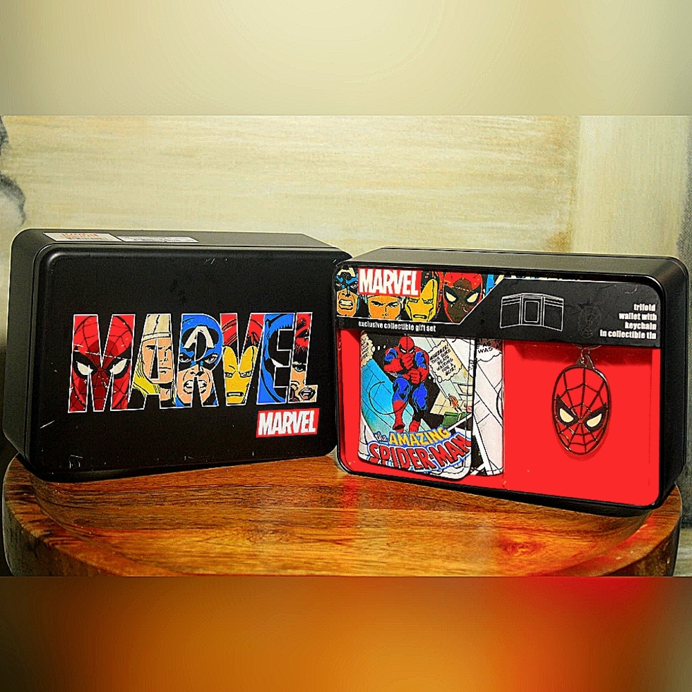 Trifold Marvel Wallet - key chain